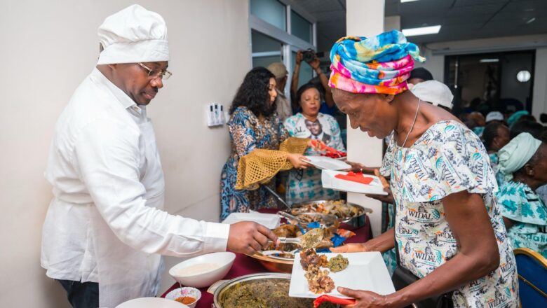 Un acte de solidarité à Kinshasa :Son Exc.Guy Loando partage un repas inspirant avec les mamans veuves de la Fondation Widal