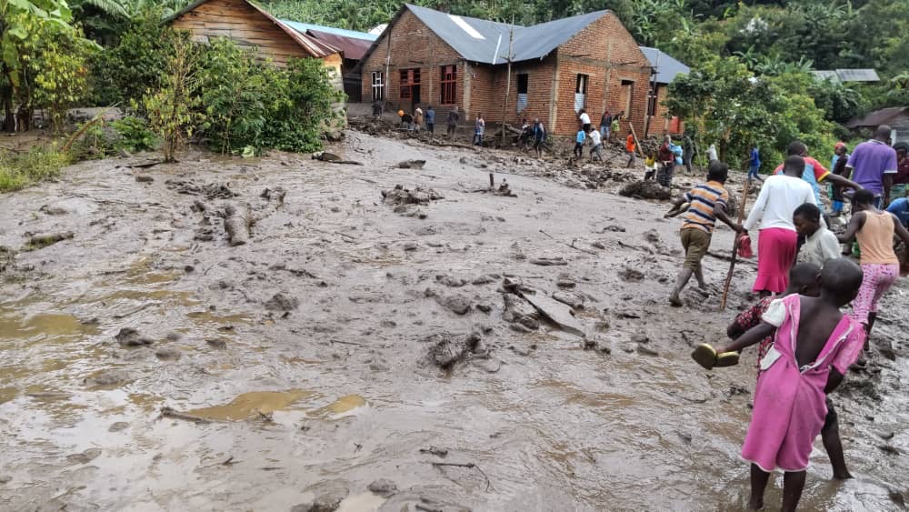 Catastrophe naturelle à Bubale 2: Éboulements et inondations dévastent le territoire de Kalehe, Sa Majesté Mwami Polo MWELA se joint aux familles victimes